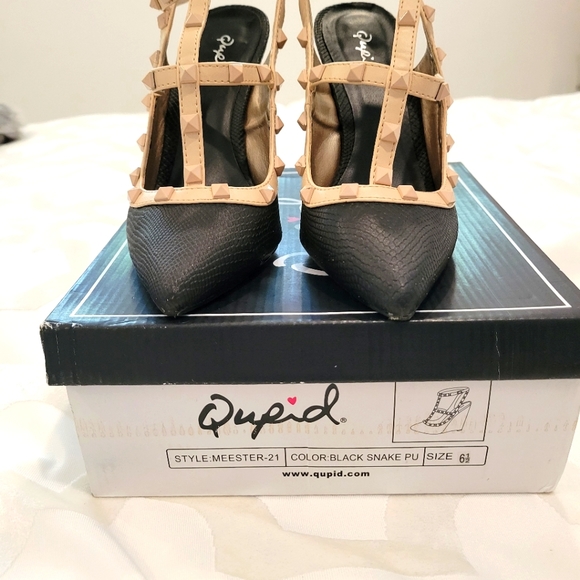 LIKE NEW- Qupid Pointed Toe Wedge Shoe - Picture 2 of 7